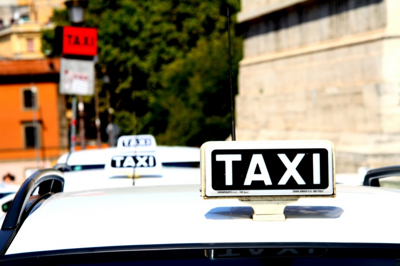 taxis-ST PAUL EN FORET-min_taxi_auto_rome_road_white-1051610